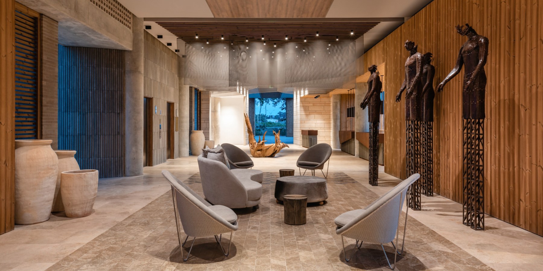 Lobby del Sofitel Barú Cartagena, en piedra clara, madera y arte colombiano